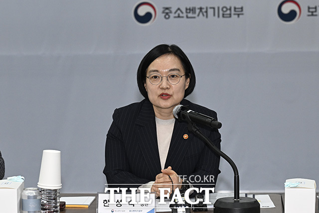 한 장관과 정 장관이 바이오산업 종사자의 고충을 듣고 있다.