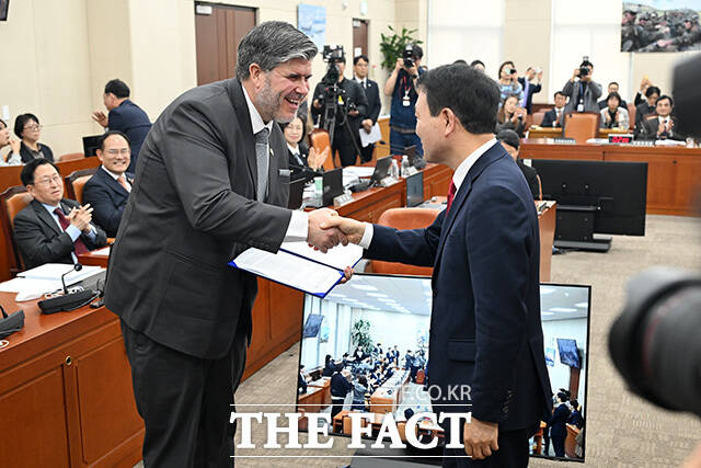 대한민국과 캐나다간 국방·방산 협력 확대를 위한 결의안 가결 후 기념촬영하는 필립 라포튠 주한캐나다대사(왼쪽)와 성일종 국방위원장.