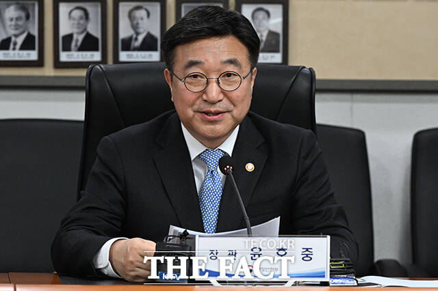 윤호중 행정안전부 장관(왼쪽)과 최준영 기아 대표이사가 24일 오후 오후 서울 종로구 정부서울청사에서 열린 행안부-기아 업무협약식에 참석해 업무협약을 체결한 뒤 기념촬영을 하고 있다. /김성렬 기자