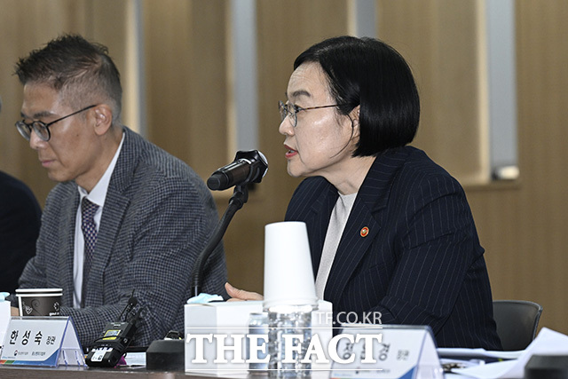 한 장관과 정 장관이 바이오산업 종사자의 고충을 듣고 있다.