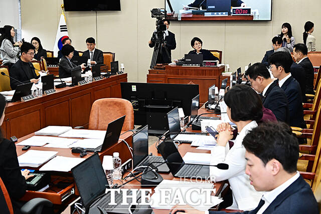 최민희 과방위원장이 24일 오후 서울 여의도 국회에서 열린 과학기술정보방송통신위원회 전체회의에 참석해 안건을 상정하고 있다. /국회=배정한 기자