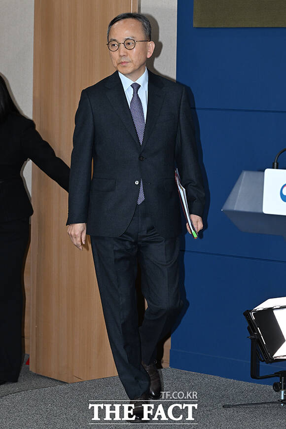 박일 외교부 대변인이 24일 오후 서울 종로구 외교부 청사에서 현안과 관련한 취재진의 질문을 받고 있다. /김성렬 기자