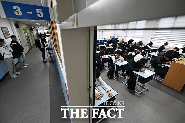 2026년 3월 전국연합학력평가가 실시된 24일 오전 서울 금천구 금천고등학교에서 학생들이 시험을 준비하고 있다. /박헌우 기자