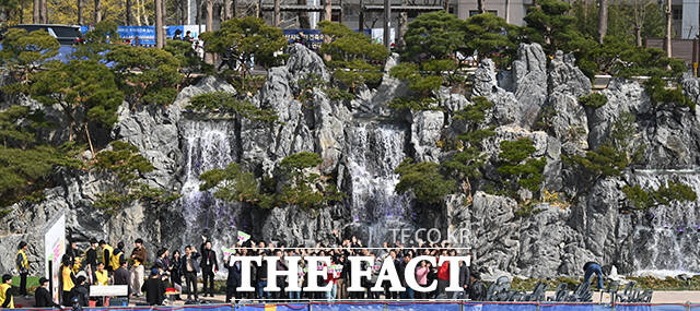 성산시영아파트에서 월드컵경기장으로 이어지는 월드컵천 성미다리 하부 구간에 설치된 경관폭포는 높이 6.5m, 연장 40m 규모로 24일부터 운영한다.