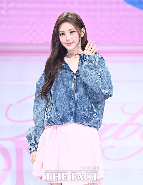 그룹 Baby DONT Cry(베이비돈크라이)의 이현이 24일 오후 서울 용산구 블루스퀘어에서 열린 미니앨범 'AFTER CRY(애프터 크라이)' 발매 기념 쇼케이스에 참석해 포즈를 취하고 있다. /박헌우 기자