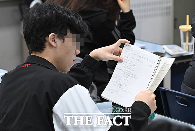2026년 3월 전국연합학력평가가 실시된 24일 오전 서울 금천구 금천고등학교에서 학생들이 시험을 준비하고 있다. /박헌우 기자