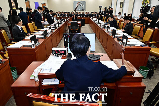 최민희 과방위원장이 24일 오후 서울 여의도 국회에서 열린 과학기술정보방송통신위원회 전체회의에 참석해 안건을 상정하고 있다. /국회=배정한 기자