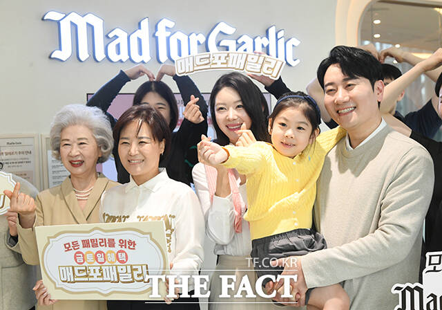 매드포갈릭 임직원과 모델들이 24일 오전 서울 영등포구 매드포갈릭 영등포타임스퀘어점에서 2026 브랜드 슬로건 '매드포패밀리'를 선보이고 있다. /박상민 기자