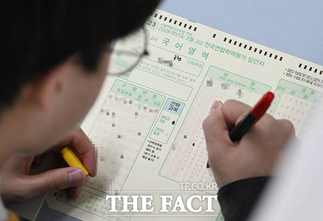 2026년 3월 전국연합학력평가가 실시된 24일 오전 서울 금천구 금천고등학교에서 학생들이 시험을 준비하고 있다. /박헌우 기자