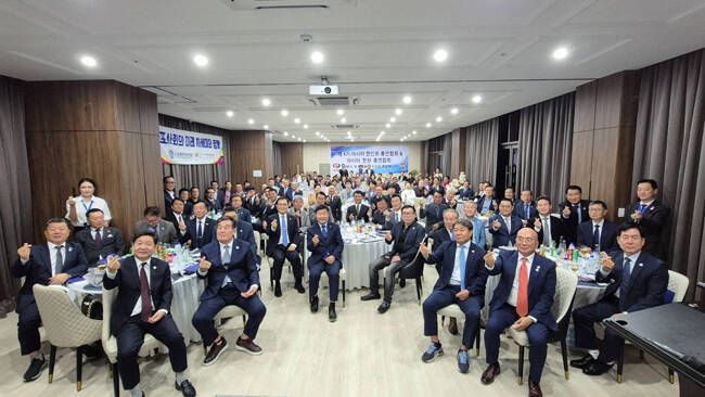 울릉군이 아시아한인회총연합회와 협약을 맺고 글로벌 네트워크 구축에 나섰다. /울릉군