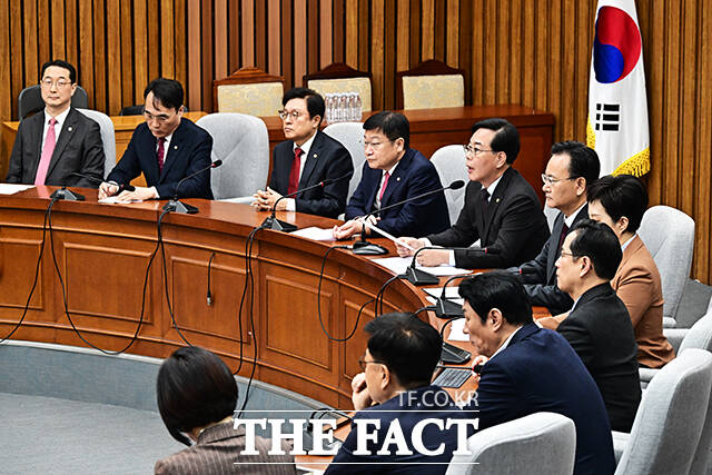 송언석 국민의힘 원내대표(왼쪽)가 24일 오전 서울 여의도 국회에서 열린 원내대책회의에 참석해 모두발언을 하고 있다. /국회=배정한 기자