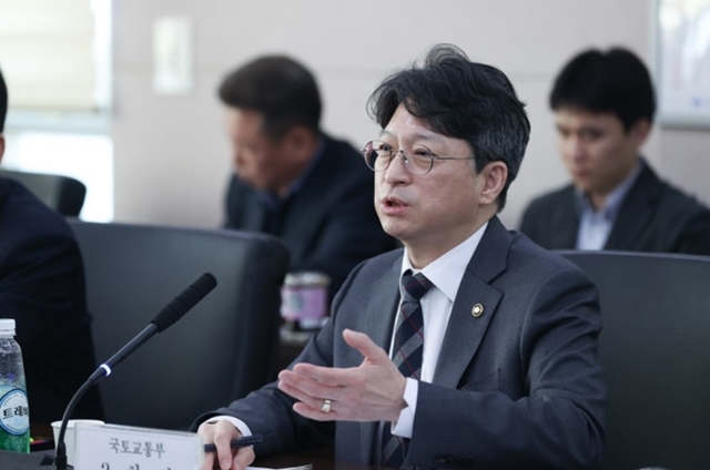 홍지선 국토교통부 2차관이 24일 전국버스운송사업조합연합회 회의실에서 교통·물류업계 대표와 간담회를 가졌다. /국토교통부