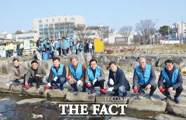 대전봉사체험교실이 22일 대전시 유성구 유성천 일원에서 제63회 토종물고기 방류 및 EM흙공 투척 행사를 성황리 개최한 뒤 기념사진을 촬영하고 있다. /대전봉사체험교실