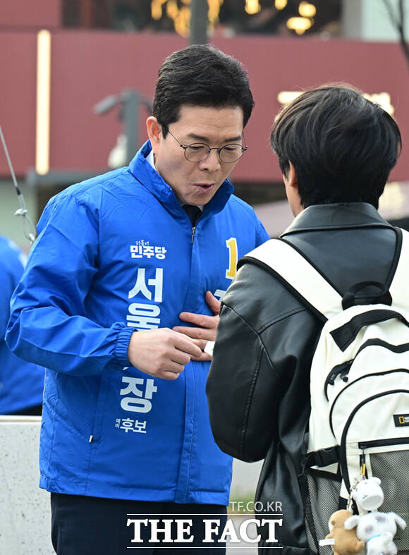 정원오 더불어민주당 서울시장 예비후보가 24일 오후 서울 종로구 광화문광장에서 퇴근길 시민들과 기념촬영하고 있다.