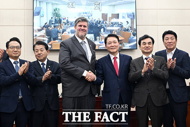 필립 라포튠 주한캐나다대사와 성일종 국회 국방위원회 위원장, 안규백 국방부 장관(왼쪽 세 번째부터) 및 국회 국방위원들이 24일 오후 서울 여의도 국회에서 열린 국방위원회 전체회의에서 대한민국과 캐나다간 국방·방산 협력 확대를 위한 결의안 가결 후 함께 기념촬영하고 있다. /국회=남용희 기자