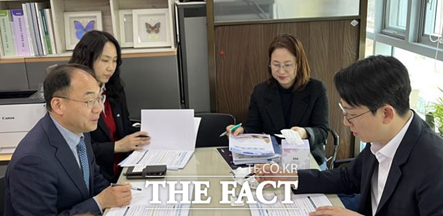 24일 정부세종청사를 찾은 최재용 익산시 부시장(왼쪽)이 농림축산식품부 관계자들에게 그린바이오 혁신 허브 구축 사업 등 현안 사업을 설명하고 있다. /익산시