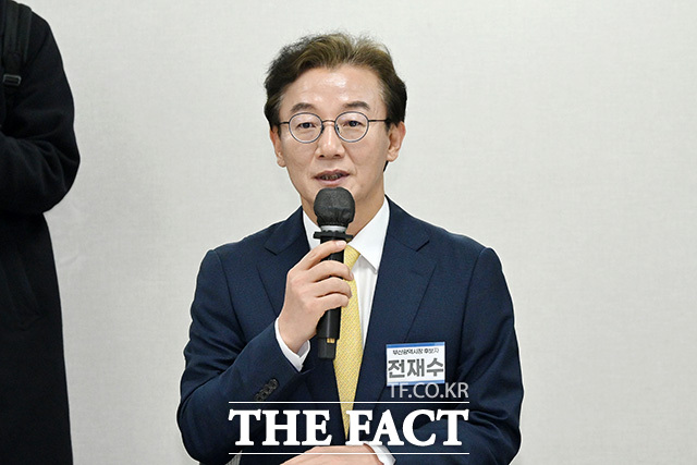 전재수 더불어민주당 의원은 24일 당 원내지도부에 '부산 글로벌허브도시 특별법(부산 특별법)' 처리를 촉구했다. 사진은 6.3 지방선거 부산시장 출마를 선언한 전 의원이 지난 17일 오전 서울 여의도 민주당 중앙당사에서 열린 광역단체장 후보 면접에 참석해 발언을 하고 있는 모습. /남용희 기자