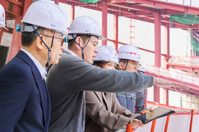 정용진 신세계그룹 회장이 23일 스타필드 청라 건설 현장을 찾아 프로젝트 진행 상황과 운영 전략에 대한 설명을 듣고 있다. /신세계그룹