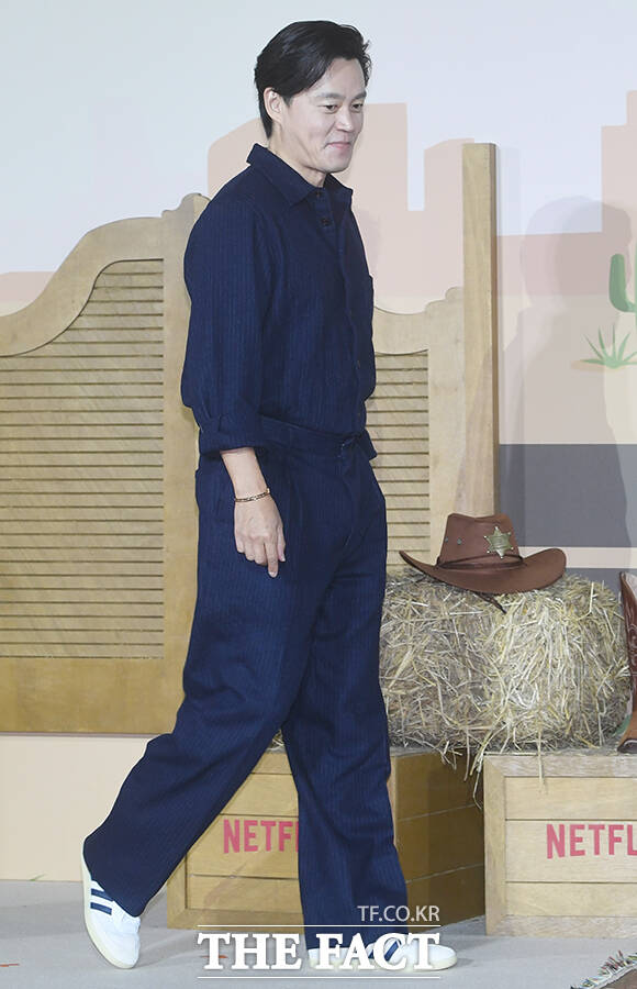 배우 이서진이 24일 오전 서울 용산구 CGV 용산아이파크몰에서 열린 넷플릭스 예능 '이서진의 달라달라' 제작발표회에 참석해 포즈를 취하고 있다. /박상민 기자