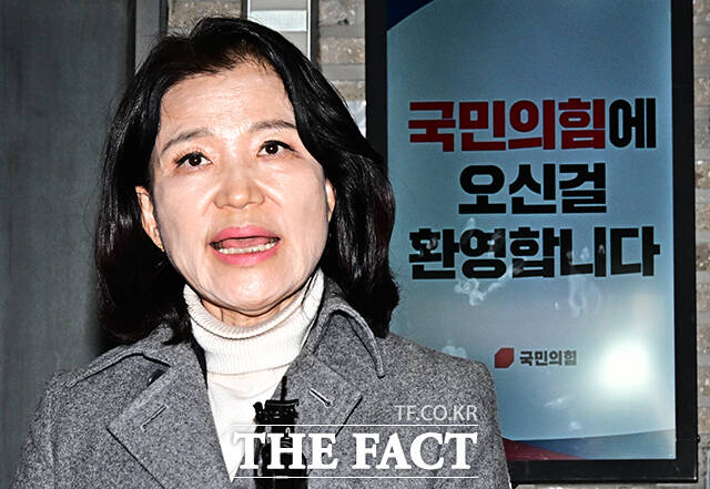 대구시장 경선에서 컷오프 된 이진숙 전 방송통신위원장이 24일 서울 여의도 국민의힘 당사에서 경선 결과에 대한 입장을 밝히기 전 지지자들과 인사하고 있다. /배정한 기자
