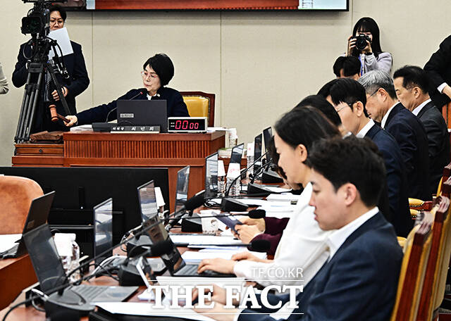 최민희 과방위원장이 24일 오후 서울 여의도 국회에서 열린 과학기술정보방송통신위원회 전체회의에 참석해 안건을 상정하고 있다. /국회=배정한 기자