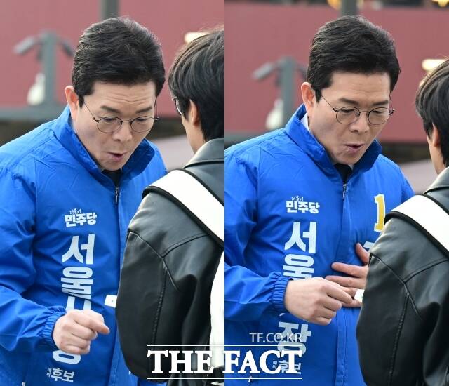 정원오 더불어민주당 서울시장 예비후보가 24일 오후 서울 종로구 광화문광장에서 퇴근길 시민들에게 인사하는 도중, 한 시민이 들고 온 자신의 저서를 바라보며 놀란 표정을 짓고 있다. /이새롬 기자