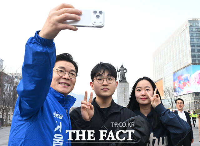 정원오 더불어민주당 서울시장 예비후보가 24일 오후 서울 종로구 광화문광장에서 퇴근길 시민들과 기념촬영하고 있다.