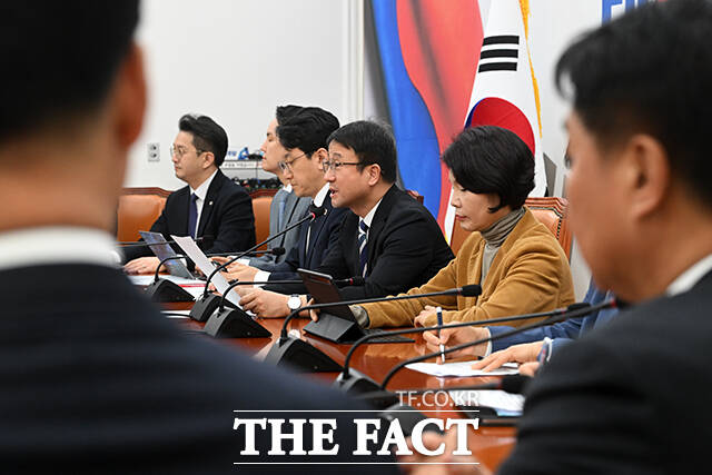 한병도 더불어민주당 원내대표(가운데)가 24일 오전 서울 여의도 국회에서 열린 원내대책회의에서 발언을 하고 있다. /국회=서예원 기자