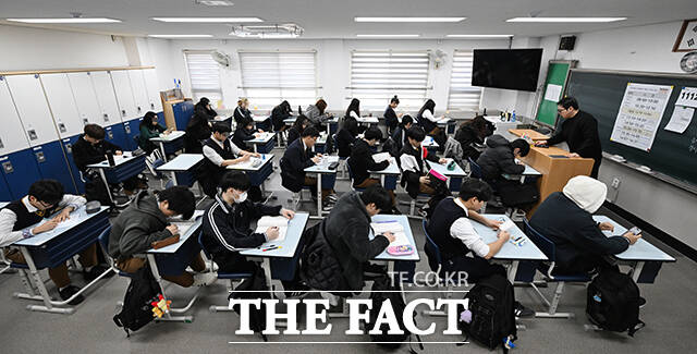 2026년 3월 전국연합학력평가가 실시된 24일 오전 서울 금천구 금천고등학교에서 학생들이 시험을 준비하고 있다. /박헌우 기자