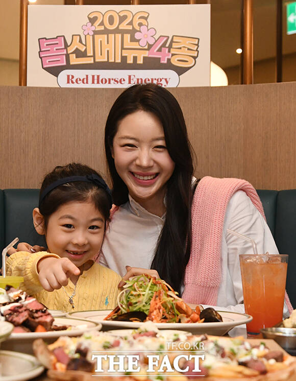 매드포갈릭 임직원과 모델들이 24일 오전 서울 영등포구 매드포갈릭 영등포타임스퀘어점에서 2026 브랜드 슬로건 '매드포패밀리'를 선보이고 있다. /박상민 기자