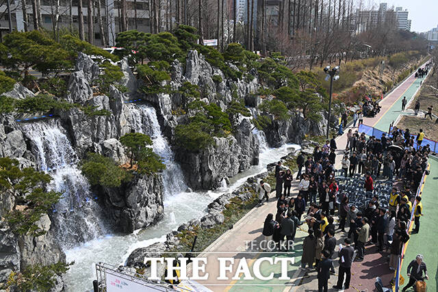 성산시영아파트에서 월드컵경기장으로 이어지는 월드컵천 성미다리 하부 구간에 설치된 경관폭포는 높이 6.5m, 연장 40m 규모로 24일부터 운영한다.