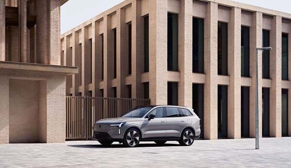 볼보코리아가 24일부터 순수 전기 플래그십 SUV 'EX90' 사전 계약을 시작한다. /볼보