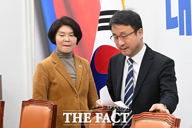 한병도 더불어민주당 원내대표(가운데)가 24일 오전 서울 여의도 국회에서 열린 원내대책회의에서 발언을 하고 있다. /국회=서예원 기자