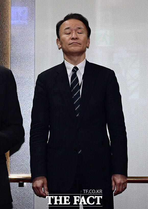 독도 영유권을 재주장한 일본 고교 교과서 검정 결과 발표와 관련해 마츠오 히로타카 주한일본대사관 총괄공사가 24일 오후 서울 종로구 외교부 청사로 초치되고 있다. /임영무 기자