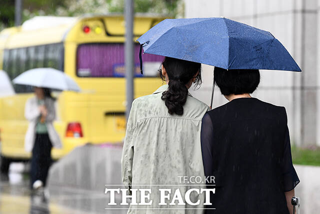 제주는 전날부터 비가 내리다가 이날 낮에 대부분 그치겠다. 전남권과 경남 남해안은 0시부터, 경남권과 전북 남부는 오전 6시부터 비가 시작돼 오후 들어 점차 잦아들겠다. 전북과 충남권 남부, 경북권 남부도 0시부터 낮 12시 사이 0.1㎜ 미만의 빗방울이 떨어지는 곳이 있겠다. /서예원 기자