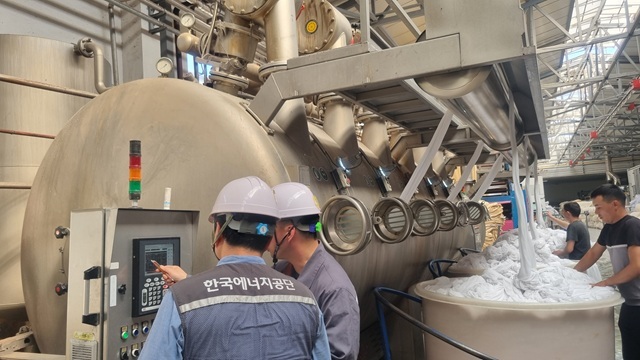 한국에너지공단은 산업 현장의 핵심 설비인 보일러의 에너지사용 현황을 분석하고 절감 잠재량을 산출하는 기술을 개발해 특허(제10-2936185호)로 등록했다고 24일 밝혔다. 사진은 한국에너지공단 에너지진단처의 에너지 설비 진단 수행 모습. /한국에너지공