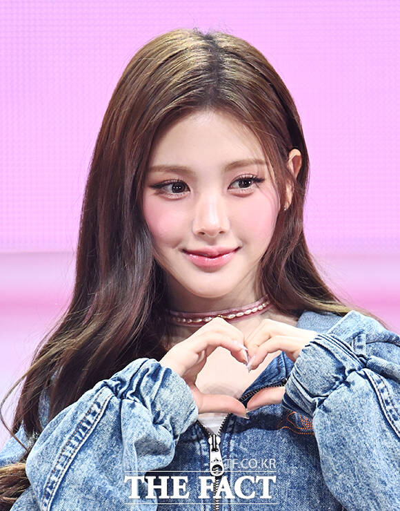 그룹 Baby DONT Cry(베이비돈크라이)의 이현이 24일 오후 서울 용산구 블루스퀘어에서 열린 미니앨범 'AFTER CRY(애프터 크라이)' 발매 기념 쇼케이스에 참석해 포즈를 취하고 있다. /박헌우 기자