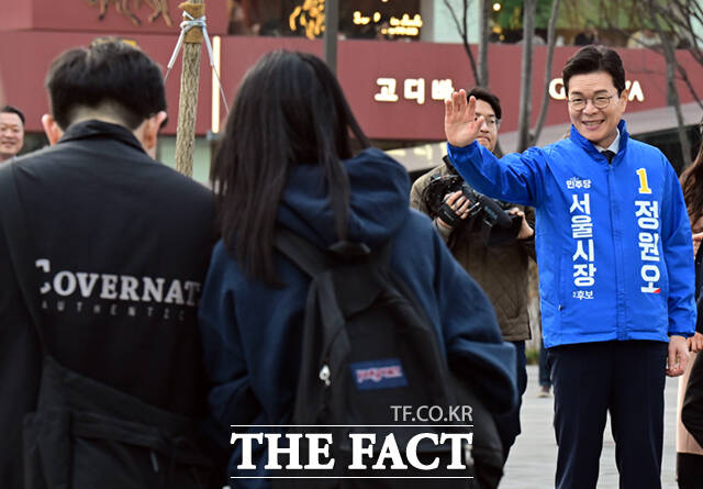 정원오 더불어민주당 서울시장 예비후보가 24일 오후 서울 종로구 광화문광장에서 퇴근길 시민들과 기념촬영하고 있다.