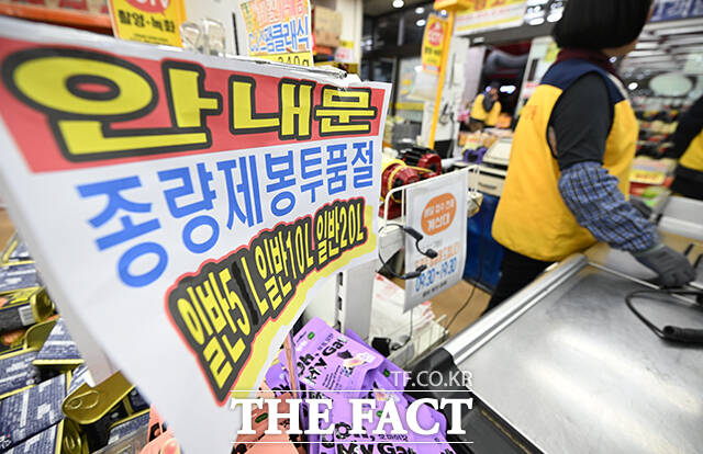 중동 사태 장기화 여파로 비닐의 주 원료인 나프타 수급에 차질이 생겨 종량제봉투에 대한 수요가 급증한 가운데 24일 오후 서울 시내의 한 마트에 종량제 봉투 품절 안내문이 붙어 있다. /박헌우 기자