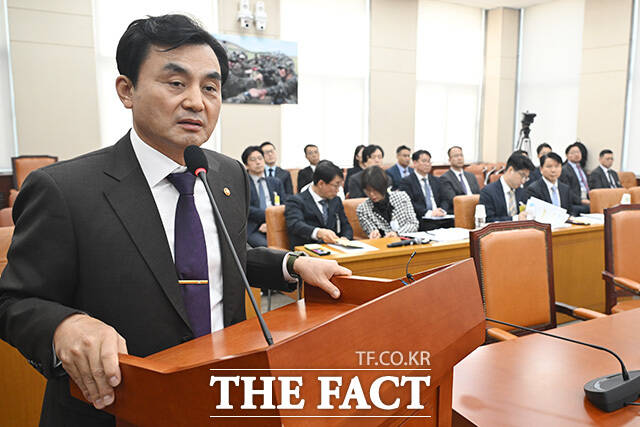 대한민국과 캐나다간 국방·방산 협력 확대를 위한 결의안 가결 후 기념촬영하는 필립 라포튠 주한캐나다대사(왼쪽)와 성일종 국방위원장.