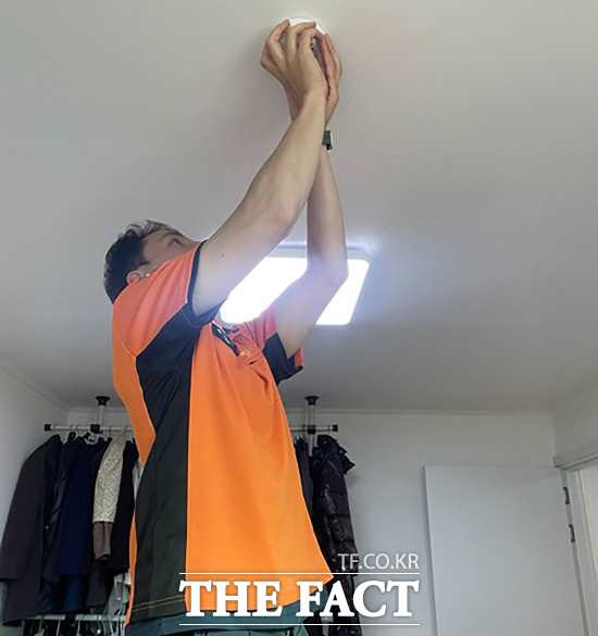 소방관이 주택에 화재감지기를 설치하는 모습. /성남시