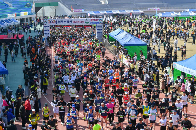 지난 2024년 열린 영주소백산마라톤대회 참가자들이 출발지인 시민운동장을 빠져나가고 있다. /영주시