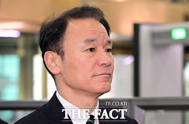 독도 영유권을 재주장한 일본 고교 교과서 검정 결과 발표와 관련해 마츠오 히로타카 주한일본대사관 총괄공사가 24일 오후 서울 종로구 외교부 청사로 초치되고 있다. /임영무 기자