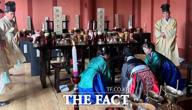 경북 구미시 선산향교와 인동향교는 24일 각각 향교 대성전에서 지역 유림 등 각 50여 명이 참석한 가운데 춘계 석전대제를 거행했다. 석전대제는 공자를 비롯한 선성선현의 학덕을 기리고 추모하는 전통 제례로, 매년 음력 2월과 8월 성균관과 전국 향교에서 봉행된다. 1986년 국가중요무형문화재 제85호로 지정된 우리나라 대표 유교 의식이다. /구미시