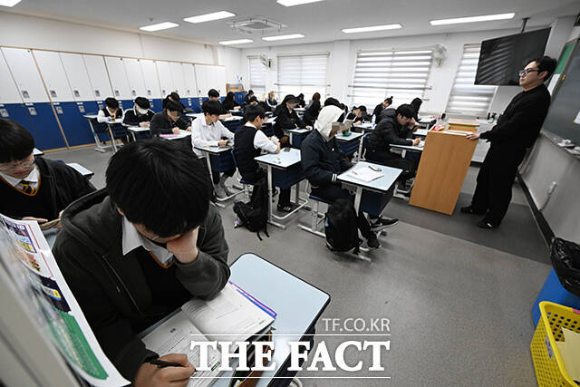 2026년 3월 전국연합학력평가가 실시된 24일 오전 서울 금천구 금천고등학교에서 학생들이 시험을 준비하고 있다. /박헌우 기자
