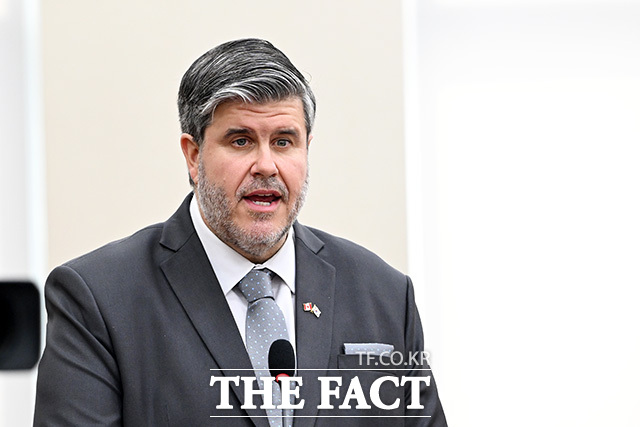 대한민국과 캐나다간 국방·방산 협력 확대를 위한 결의안 가결 후 기념촬영하는 필립 라포튠 주한캐나다대사(왼쪽)와 성일종 국방위원장.