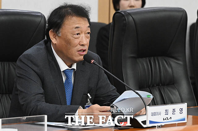 윤호중 행정안전부 장관(왼쪽)과 최준영 기아 대표이사가 24일 오후 오후 서울 종로구 정부서울청사에서 열린 행안부-기아 업무협약식에 참석해 업무협약을 체결한 뒤 기념촬영을 하고 있다. /김성렬 기자