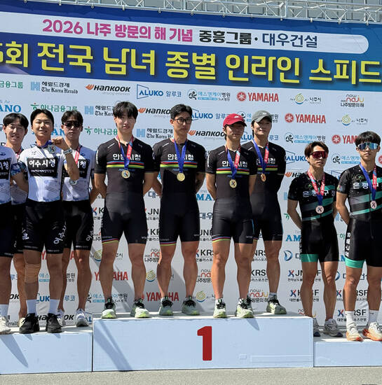 남녀 일반부 팀DTT 2000m에서 나란히 정상을 차지해 시상대에 우뚝서고 있다. /안동시