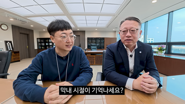 정진완 우리은행장(오른쪽)이 김선태 전 주무관의 유튜브 채널 '김선태'에 출연해 소탈한 대화를 나누었다. /김선태 유튜브 캡처