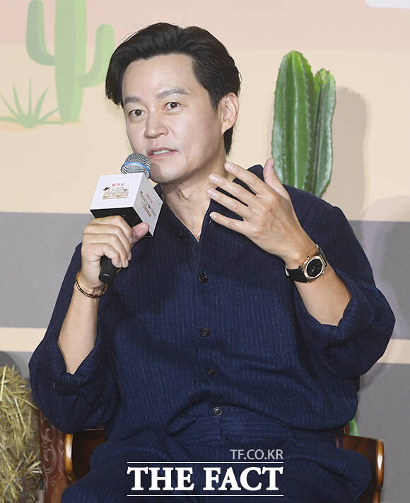 배우 이서진이 24일 오전 서울 용산구 CGV 용산아이파크몰에서 열린 넷플릭스 예능 '이서진의 달라달라' 제작발표회에 참석해 포즈를 취하고 있다. /박상민 기자